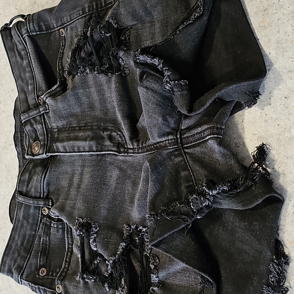 American Eagle Outfitters Size 6 Black Distressed Style Jean Shorts - Picture 5 of 8